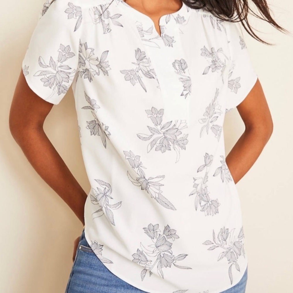 Ann Taylor | Short Sleeve White and Blue Floral Blouse 🩵